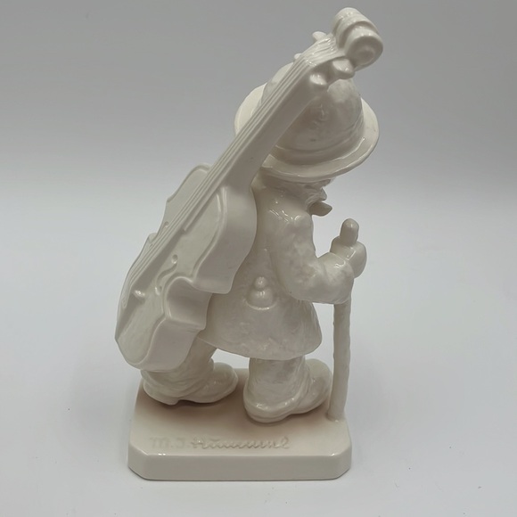 M.J.Hummel Expressions of Youth #164 “ Little Cellist”
Hum 89/11 - Picture 7 of 12